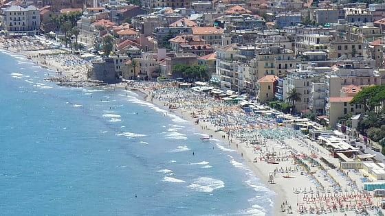 Ferragosto sotto l'ombrellone, in spiaggia è tutto esaurito