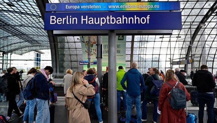 Germania, treni paralizzati per tre ore in tutto il Nord. Il governo: "È stato un sabotaggio"