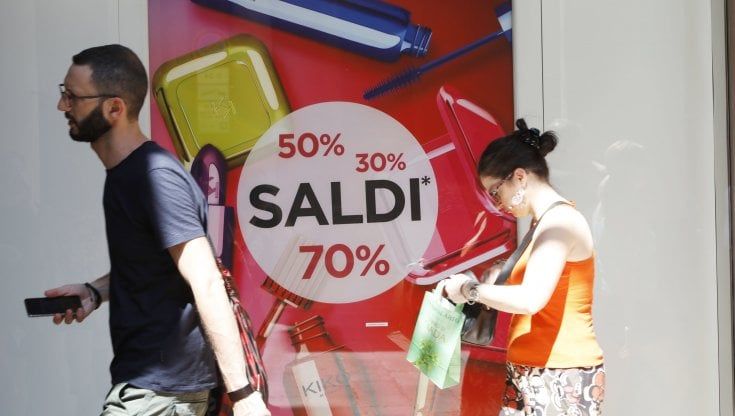 Saldi estivi in Emilia-Romagna dal 2 luglio al 31 agosto: prezzi ribassati in oltre 9mila negozi