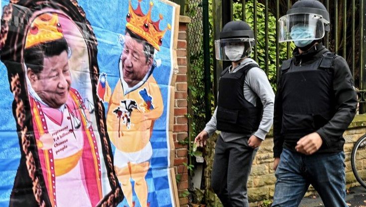 Manifesta contro Xi Jinping davanti al consolato cinese a Manchester, malmenato un cittadino di Hong Kong