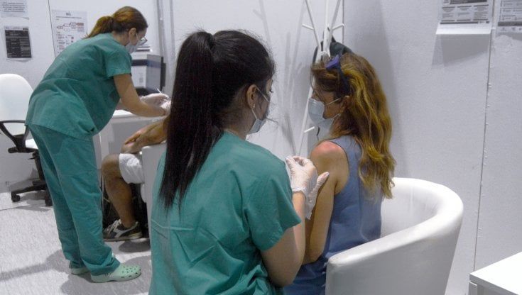 Lombardia, accesso senza prenotazione in tutti gli hub vaccinali per gli over 60