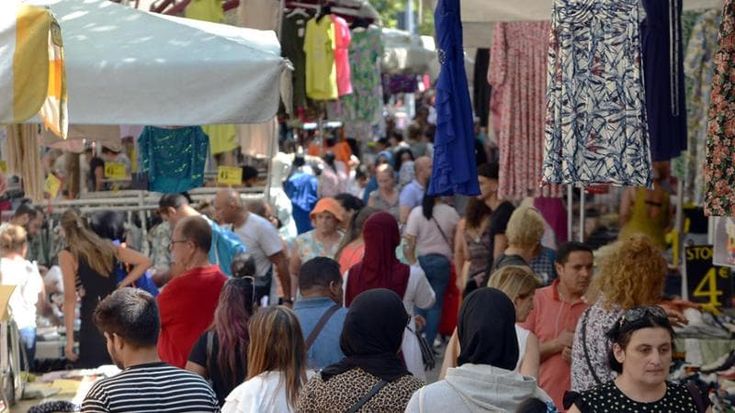 Perdersi nella folla al mercato di viale Papiniano, tra habitué e trasfertisti della convenienza: “Ciò che non si vende va svenduto”
