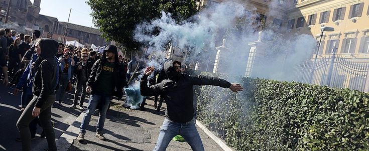 Sciopero sociale contro il Jobs Act: a migliaia nelle piazze tra uova, scontri e proteste