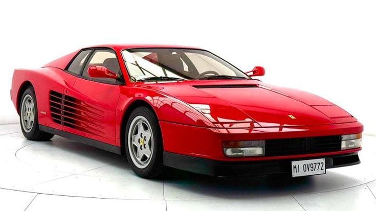 Ferrari, vini pregiati ma anche videogiochi e magliette da calcio: italiani pazzi per le aste online