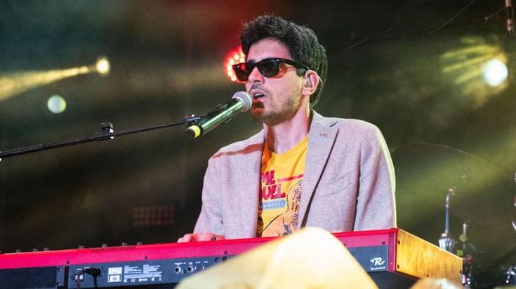 Valerio Lundini suona con “I VazzaNikki”: “Grazie alla mia notorietà, finalmente un concerto vero”