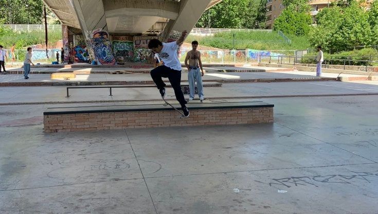 Roma, dal 30 maggio al via i mondiali di skateboard. I ragazzi del Ponte della Musica: "Ci alleniamo come possiamo. Qui manca tutto"