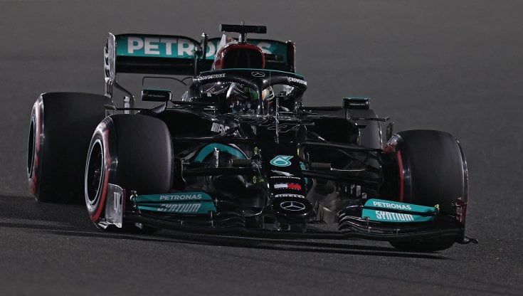 Hamilton in pole in Qatar, al suo fianco Verstappen che però rischia la penalizzazione
