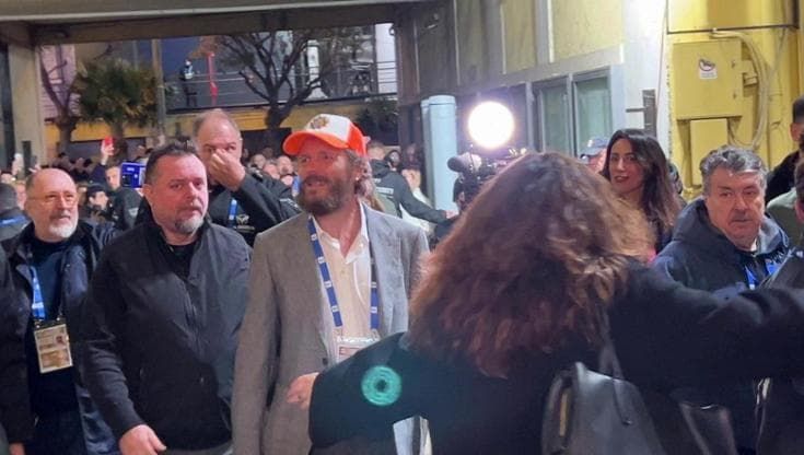 Jovanotti, bagno di folla per il suo arrivo a Sanremo