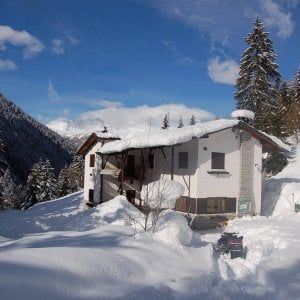 Valcamonica, il gestore di un rifugio nota una luce sul ghiacciaio: in salvo 4 alpinisti