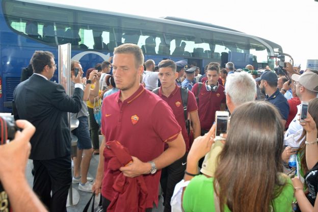 La Roma parte per l'America, De Rossi scherza con Nesta