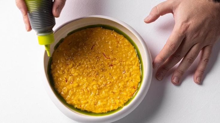 Il risotto del cimitero, “giallo alla milanese” all’estratto di cipresso: alta cucina oltre Halloween