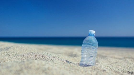 Plastica, così dalle bottiglie rinascono bottiglie