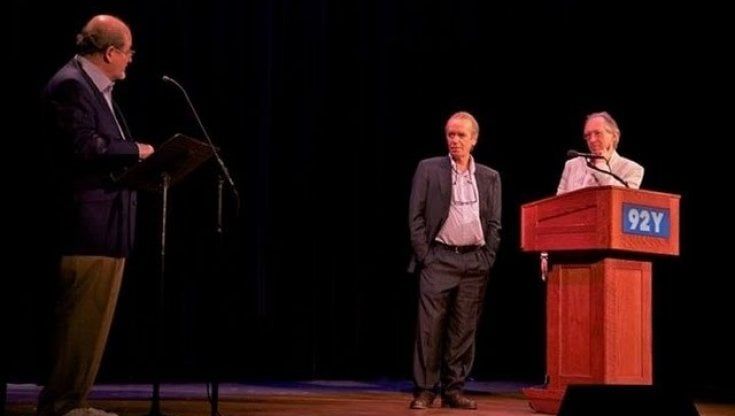 Rushdie accoltellato, parla Ian McEwan: "Un feroce attacco alla libertà di pensiero. Ma il mio amico Salman continuerà a lottare"