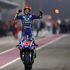 MotoGp, Qatar: duello mozzafiato, Vinales batte Dovizioso. Rossi è terzo