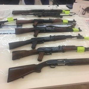 Trapani, kalashnikov e fucili in un casolare: la polizia trova un arsenale della mafia