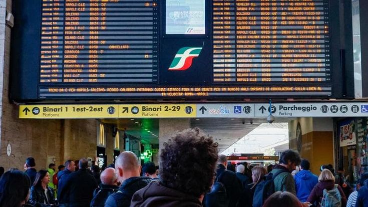Termini, incendio di un cavo elettrico: bloccati dieci binari, treni in ritardo e cancellati