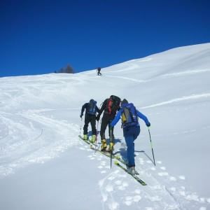 Scialpinista travolto da una valanga: muore sotto cinque metri di neve in Val d'Aosta