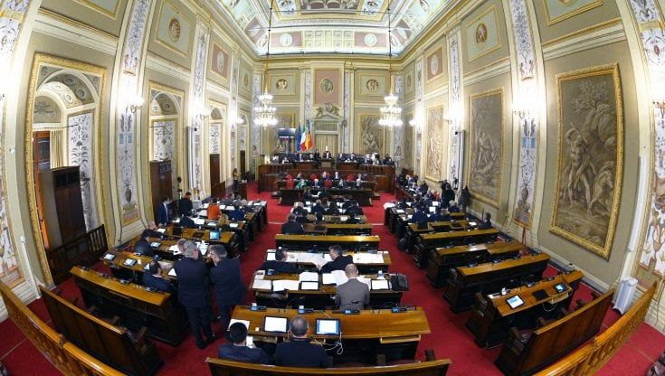 La Sicilia a due velocità: ultima per i servizi, al top sui salari ai politici