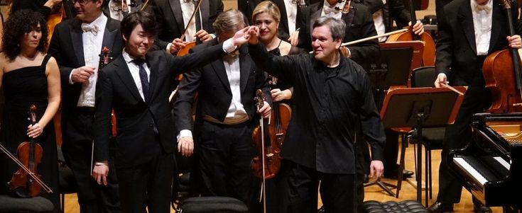 Orchestra di Santa Cecilia, in tour in oriente diretta da Antonio Pappano: autografi e applausi
