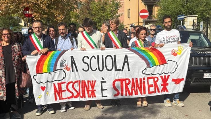 “A scuola nessuno è straniero”, esposto Cgil in Procura contro gli striscioni strappati o bruciati