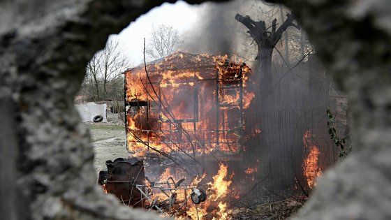 Milano, auto e baracche incendiate in via Idro: sgombero ad alta tensione