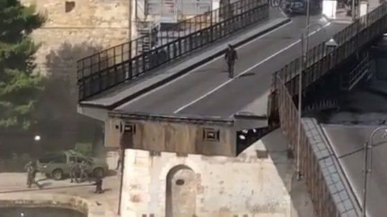 Taranto, apertura straordinaria del ponte girevole per il film prodotto da Netflix: la scena è da brividi