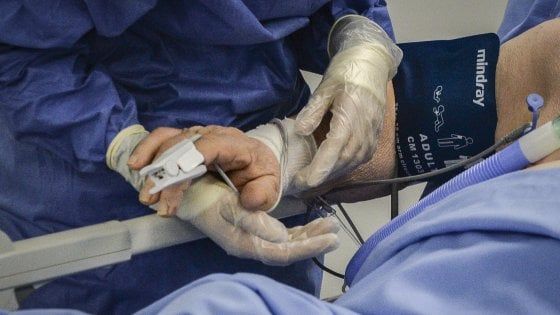 Coronavirus in Lombardia, calano i contagi ma non i morti: 115 nuove vittime in un giorno