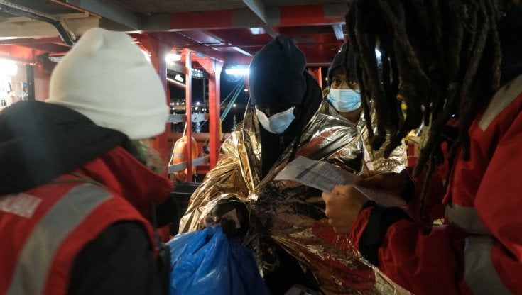 Ocean Viking, le storie di libertà dei 150 migranti salvati e la rabbia per chi è rimasto in mare