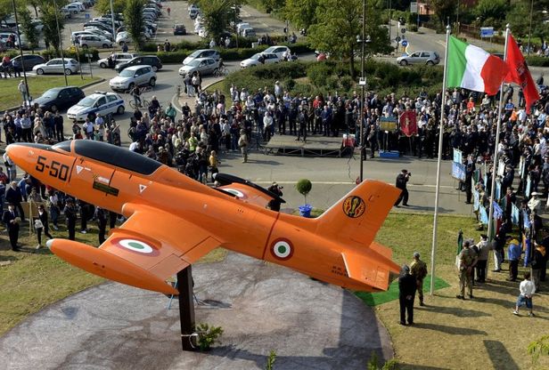 Fidenza, in piazza il jet Aermacchi dell'aviatore Gorrini - Foto