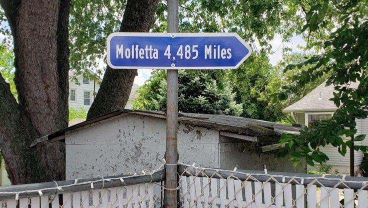 Usa, un cartello con la distanza tra il New Jersey e Molfetta: "Così chi è emigrato mantiene il legame con la sua terra"