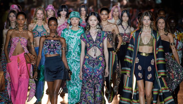 Etro: a Milano presentata la sfilata della collezione primavera-estate 2022