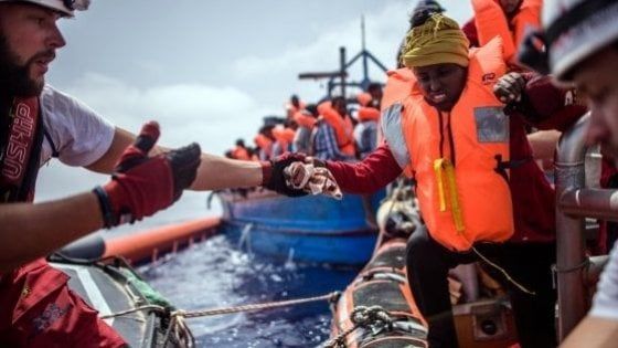 Ong tedesca Sea Eye soccorre 64 migranti al largo della Libia