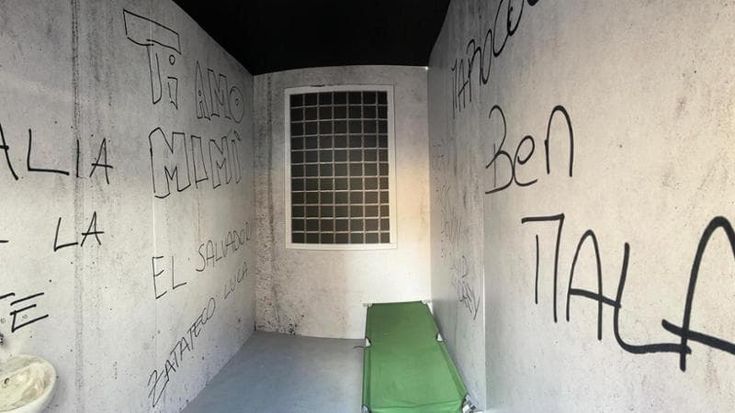 La protesta contro i suicidi in carcere, già 40 dall’inizio dell’anno: costruita una vera cella, proprio dietro palazzo Chigi