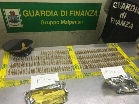 Proiettili e droga sequestrati a Malpensa: le munizioni in dotazione alla Nato