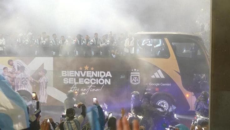 Mondiali, il ritorno dell'Argentina: i giocatori (senza Messi) accolti come eroi