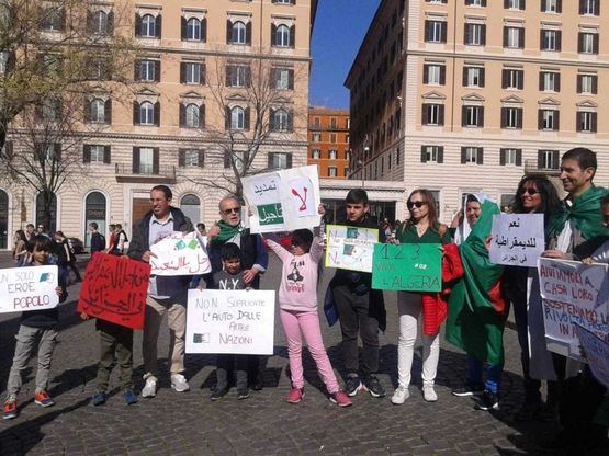 Gli algerini d'Italia scendono in piazza a Roma: "Il governo di Algeri deve cambiare"