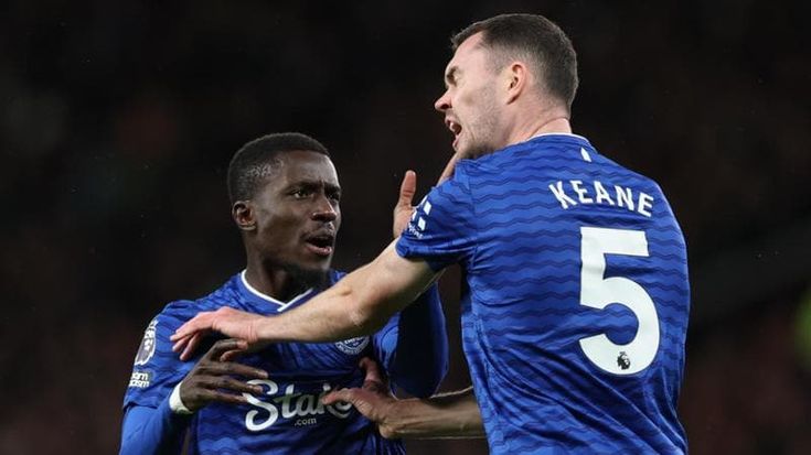 Gueye, follia durante Manchester United-Everton: espulso per uno schiaffo al compagno di squadra