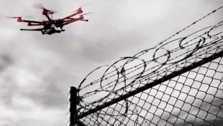 Agenti seguono drone diretto in carcere e arrestano quattro piloti: trovati 11 cellulari e droga