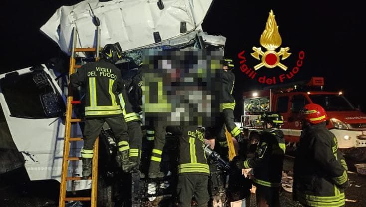 Firenze, tamponamento fra tre camion sulla A1: autista muore intrappolato tra le lamiere
