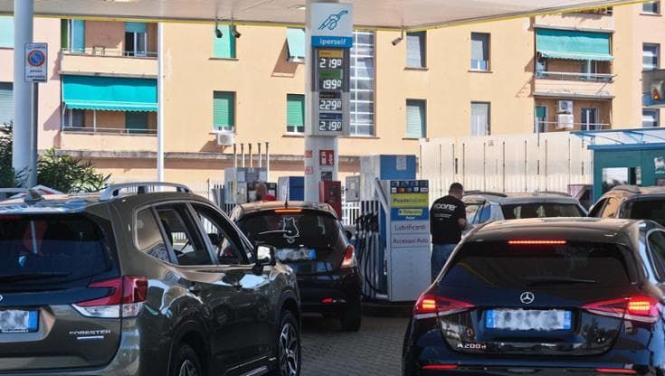 Sconti Eni-Ip alla pompa sui carburanti, a Genova code al mattino e polemiche