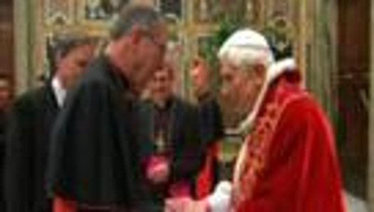 Il saluto del Papa ai cardinali: l'incontro con Mahony