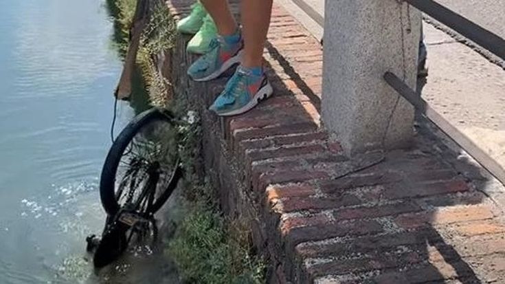 Gli Angeli dei Navigli recuperano la bici numero 1.064: “Queste acque non sono un parcheggio”