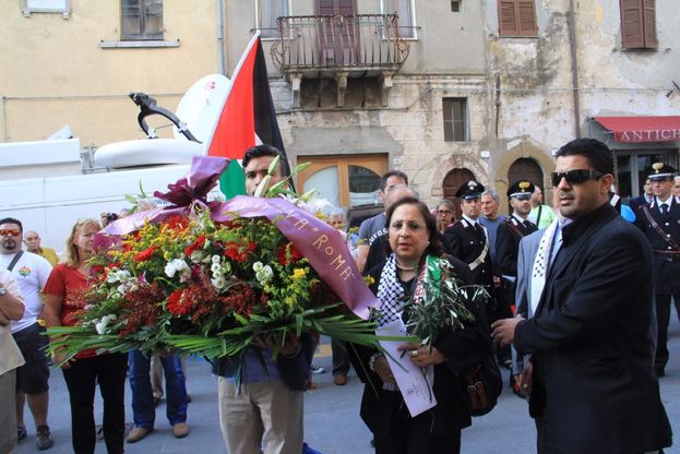 Le bandiere palestinesi per l'addio a Simone