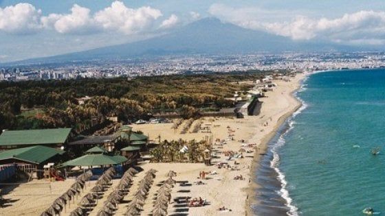 Catania, la Regione vende i suoi terreni nel boschetto della Playa: insorge il M5S