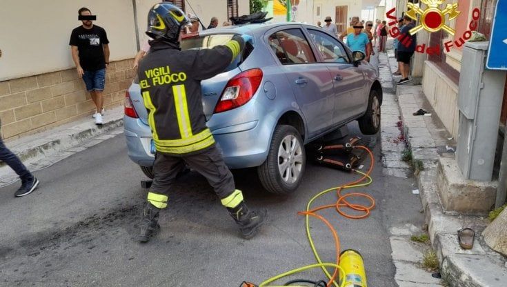 Lecce, 92enne investito resta schiacciato sotto un'auto: è morto in ospedale, troppo gravi le ferite