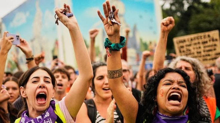 Tra i nuovi Indignados nelle piazze di Spagna: “Siamo tutti sfrattati”