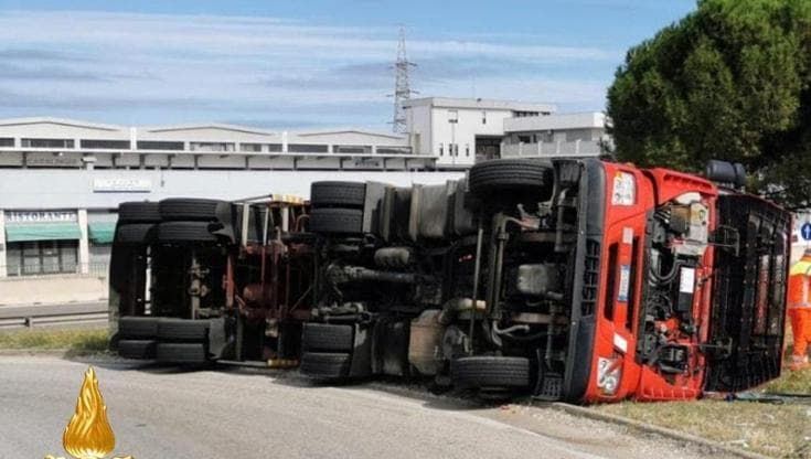 Modugno, tir si ribalta: solo lievi ferite per il camionista