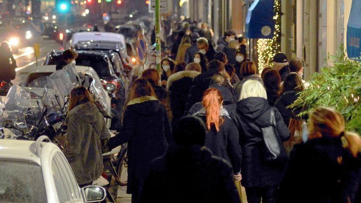 “Felici di fare la coda”, la febbre da shopping nella Milano liberata