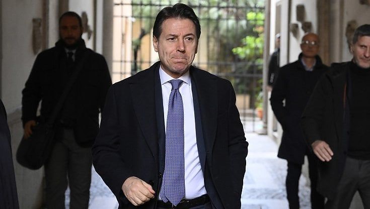 Minacce a Meloni sul Reddito di cittadinanza, la maggioranza accusa Conte: "Fomenti odio". Lui replica: "Condanna senza se e senza ma"