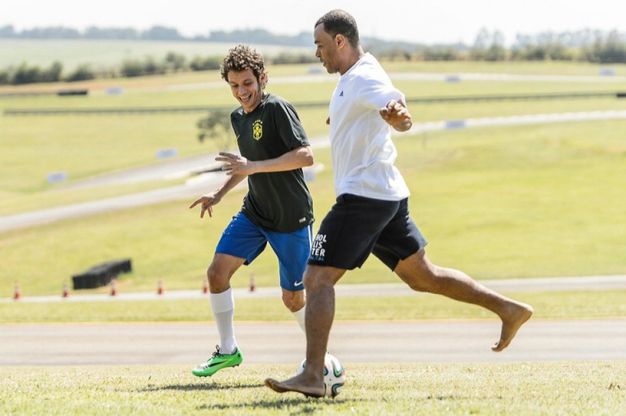 Valentino Rossi in Brasile, gioca a calcio con Cafu